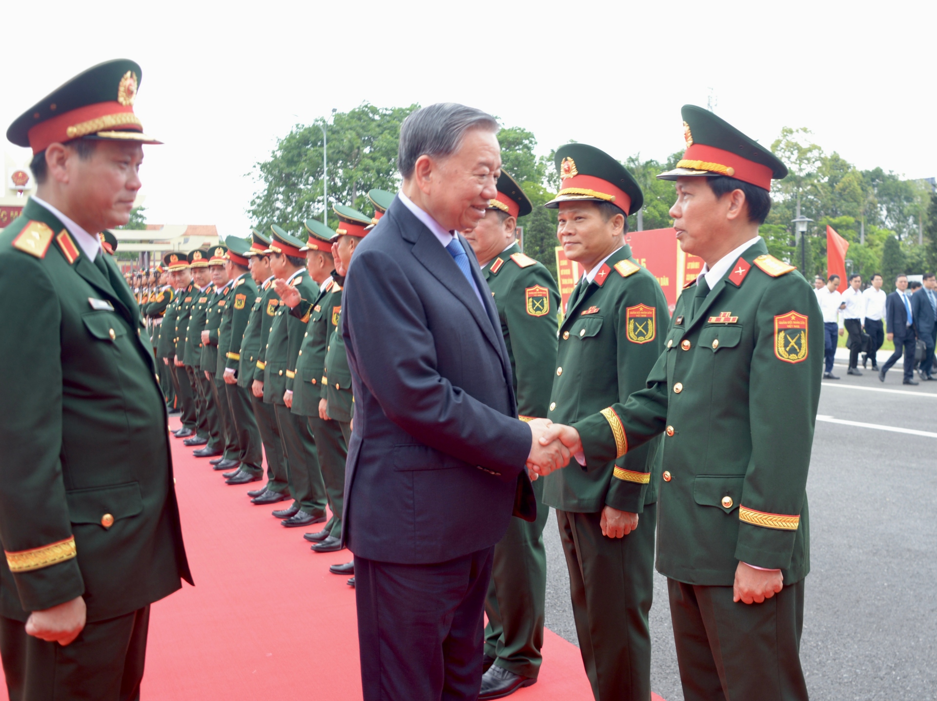 Sekjen  Sekaligus Presiden To Lam Anugerahkan Gelar Palahwan Angkatan Bersenjata Rakyat kepada KODAM 5